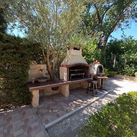 Valencia Grove Willa Miliu