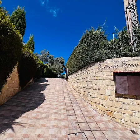 Valencia Grove Villa